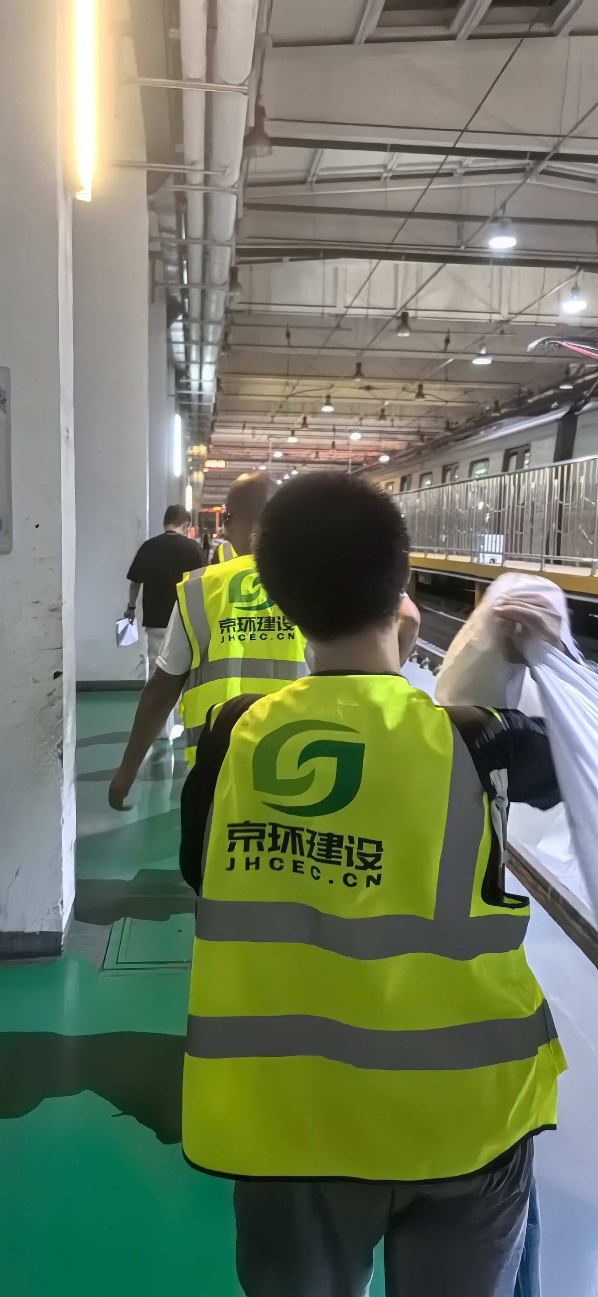 J-logo背影群像